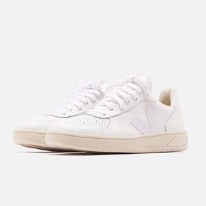 Brand New Veja V10 sneakers - low in white
